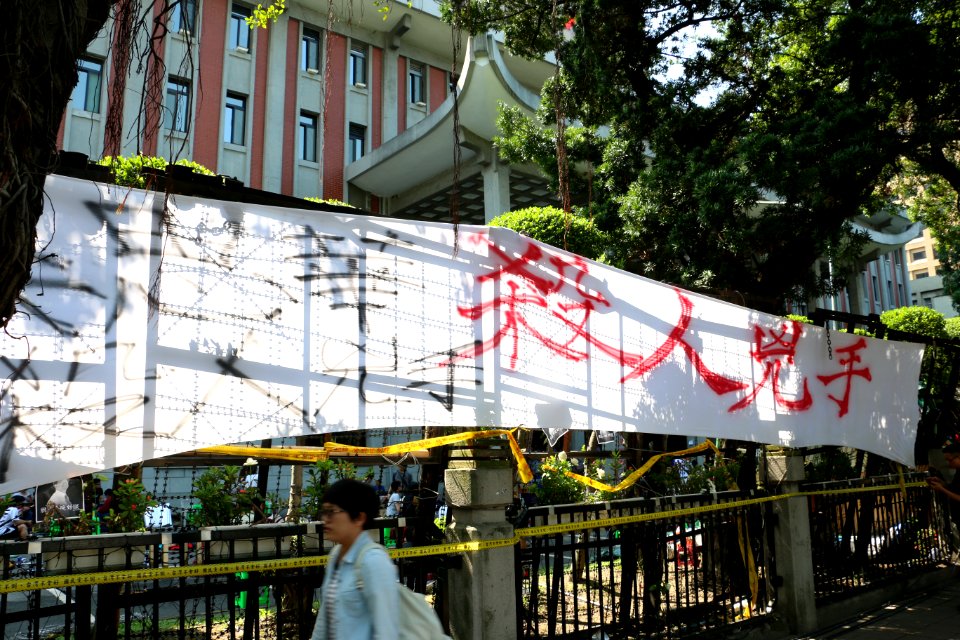 Occupy Ministry of Education (2015-08-01 VOA ) (11)