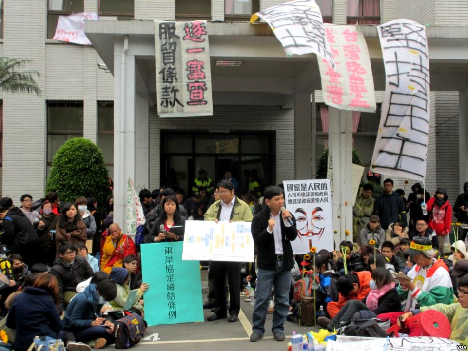 Occupy Taiwan Legislature by VOA (25)