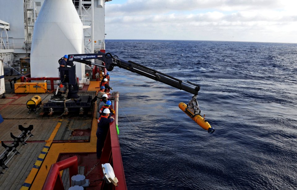 Ocean Shield deploys the Bluefin 21 underwater vehicle