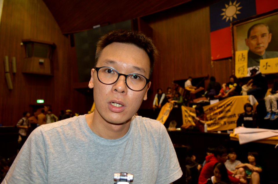 Occupy Taiwan Legislature by VOA (4)