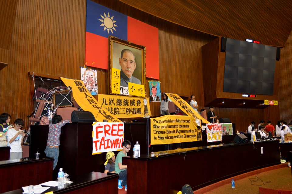 Occupy Taiwan Legislature by VOA (19)
