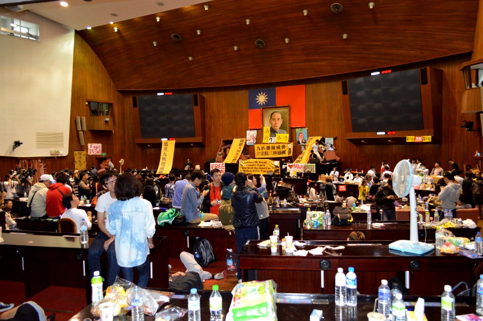 Occupy Taiwan Legislature by VOA (6)