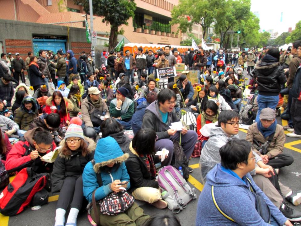 Occupy Taiwan Legislature by VOA (26)