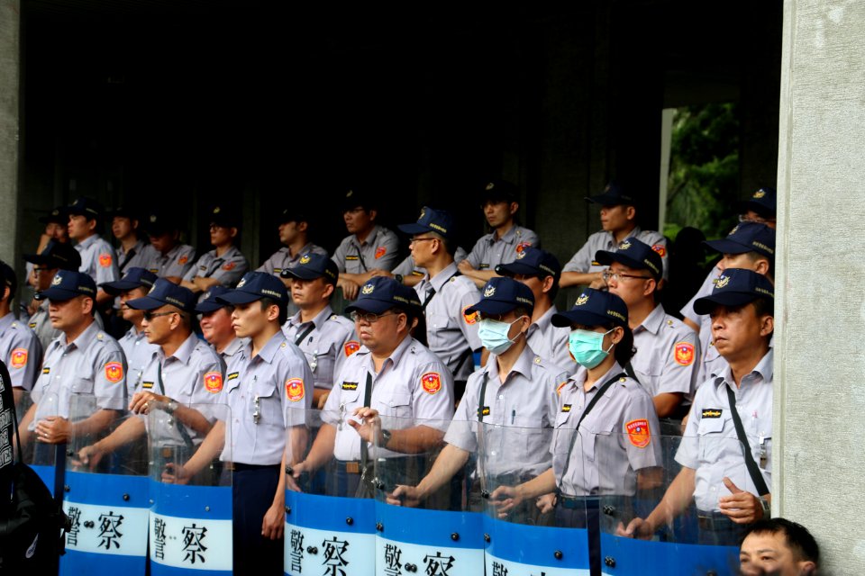 Occupy Ministry of Education (2015-08-01 VOA ) (13)
