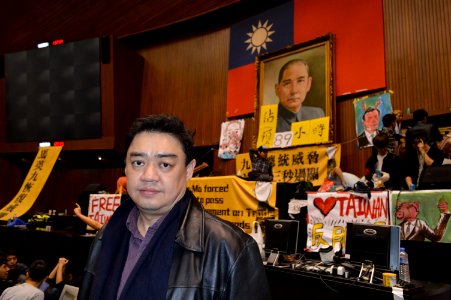 Occupy Taiwan Legislature by VOA (7)