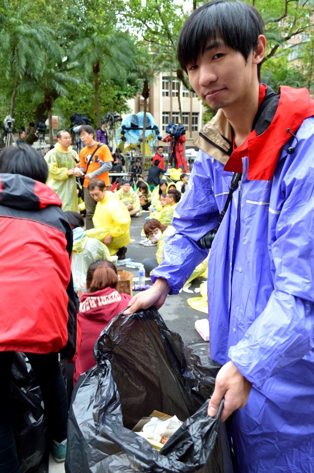 Occupy Taiwan Legislature by VOA (24)
