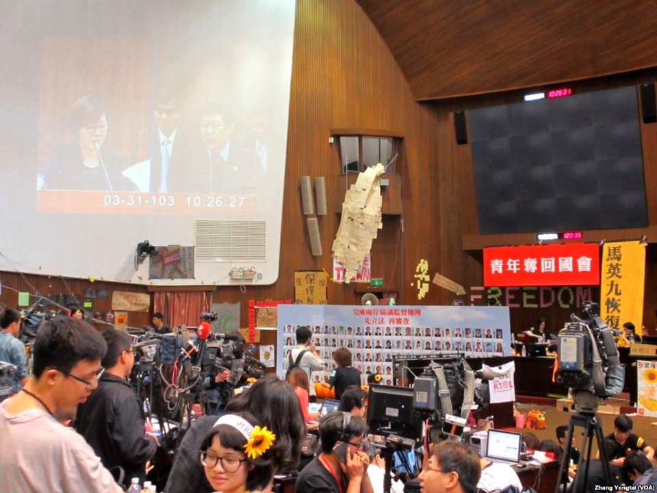 Occupy Taiwan Legislature by VOA (50)