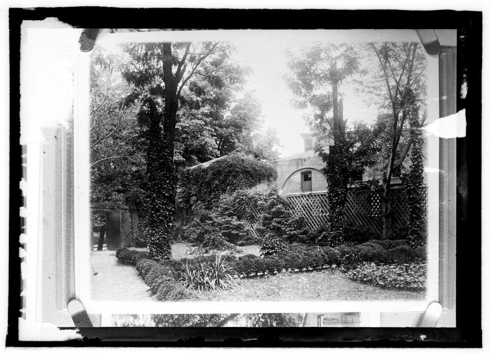 Octagon House garden LCCN2016821448