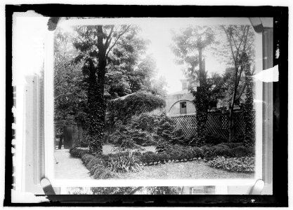 Octagon House garden LCCN2016821448