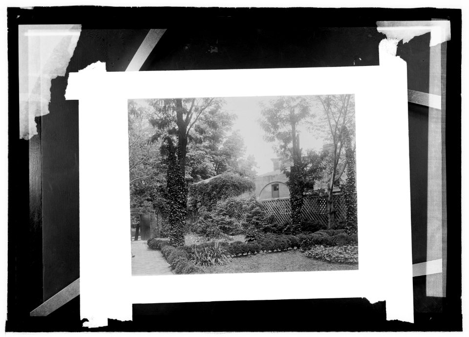 Octagon House garden LCCN2016821445