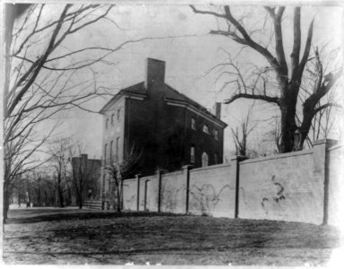 Octagon House, exterior view with wall, 1913 LCCN2005694704