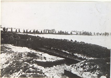 Oestereichische Landwehrinfanterie beim Stellungsbau bei Kozowa mit Blick nach Nord (BildID 15439167)