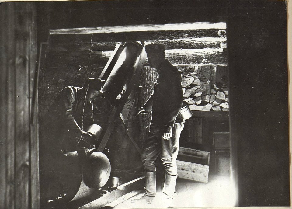 Oesterr.-ung.20 cm Luft-Minenwerfer, Laden der Wurfmine. (BildID 15728077)