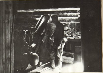 Oesterr.-ung.20 cm Luft-Minenwerfer, Laden der Wurfmine. (BildID 15728077)