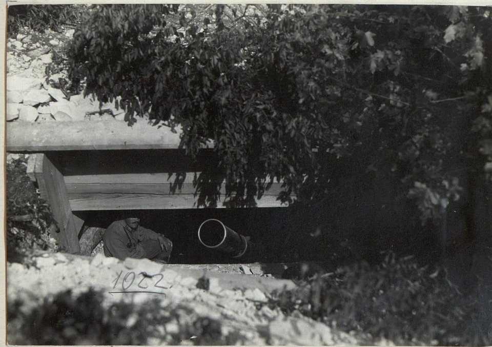 Oesterr.-ung.20 cm Luft-Minenwerfer, Blick in die gedeckte Schiesscharte. (BildID 15728098)