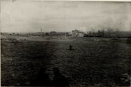 Oesterr.u.russ.Soldatengräber auf dem Schlachtfelde südöstlich von Wolbrom. Im Hintergr.österr.u.russ.Schützengräben. (BildID 15539068)
