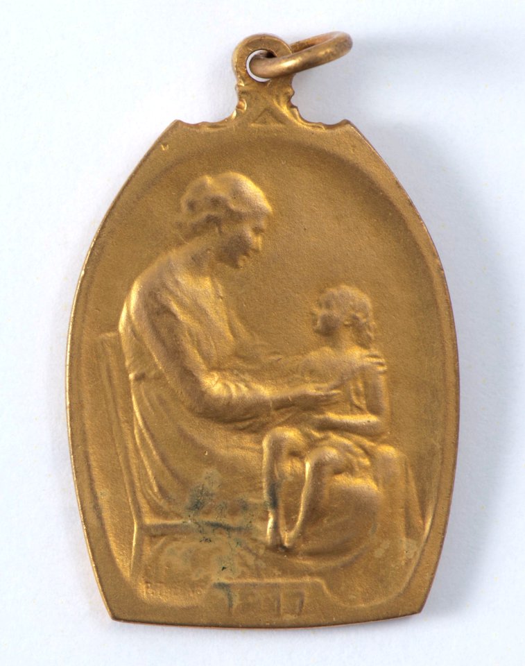 Oeuvre de l'Habillement des Orphelins de nos Soldats et des Enfants des Mutilés, medal by Pierre Theunis, Belgium, 1917, Coins and Medals Department of the Royal Library of Belgium, 2Lef69 - 28 (recto)