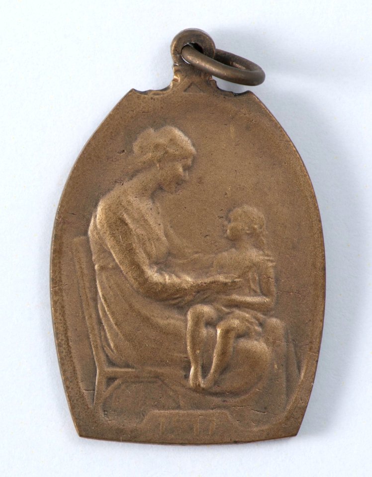 Oeuvre de l'Habillement des Orphelins de nos Soldats et des Enfants des Mutilés, medal by Pierre Theunis, Belgium, 1917, Coins and Medals Department of the Royal Library of Belgium, 2Lef69 - 36 (recto)