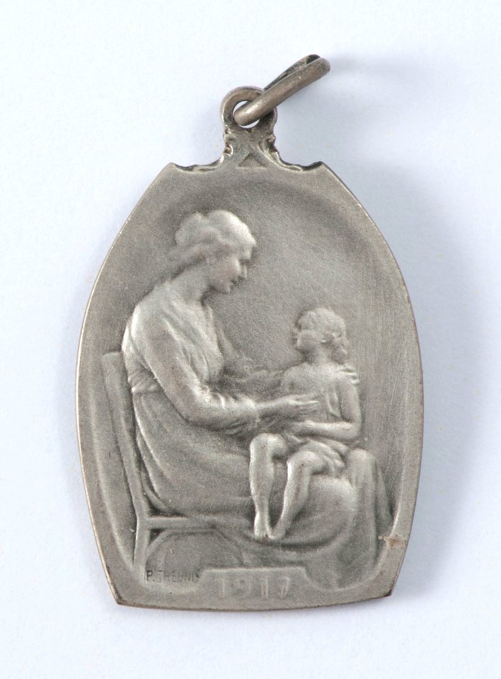 Oeuvre de l'Habillement des Orphelins de nos Soldats et des Enfants des Mutilés, medal by Pierre Theunis, Belgium, 1917, Coins and Medals Department of the Royal Library of Belgium, 2Lef69 - 30 (recto)