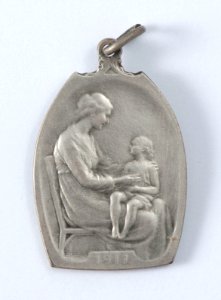 Oeuvre de l'Habillement des Orphelins de nos Soldats et des Enfants des Mutilés, medal by Pierre Theunis, Belgium, 1917, Coins and Medals Department of the Royal Library of Belgium, 2Lef69 - 30 (recto)