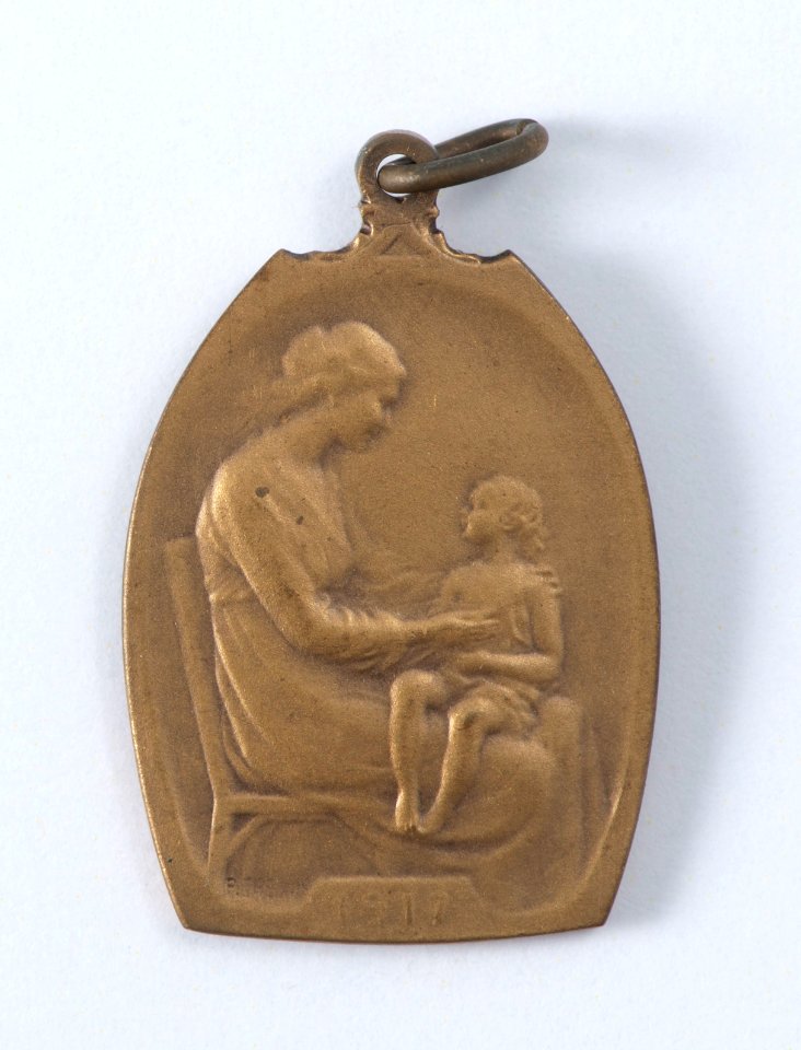 Oeuvre de l'Habillement des Orphelins de nos Soldats et des Enfants des Mutilés, medal by Pierre Theunis, Belgium, 1917, Coins and Medals Department of the Royal Library of Belgium, 2Lef69 - 37 (recto)