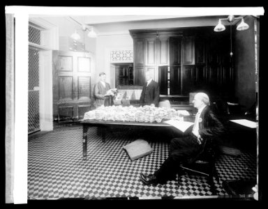 Ofc. of Comptroller of Currencies, Committee checking up destination of internal bank notes, (1914) LCCN2016852659