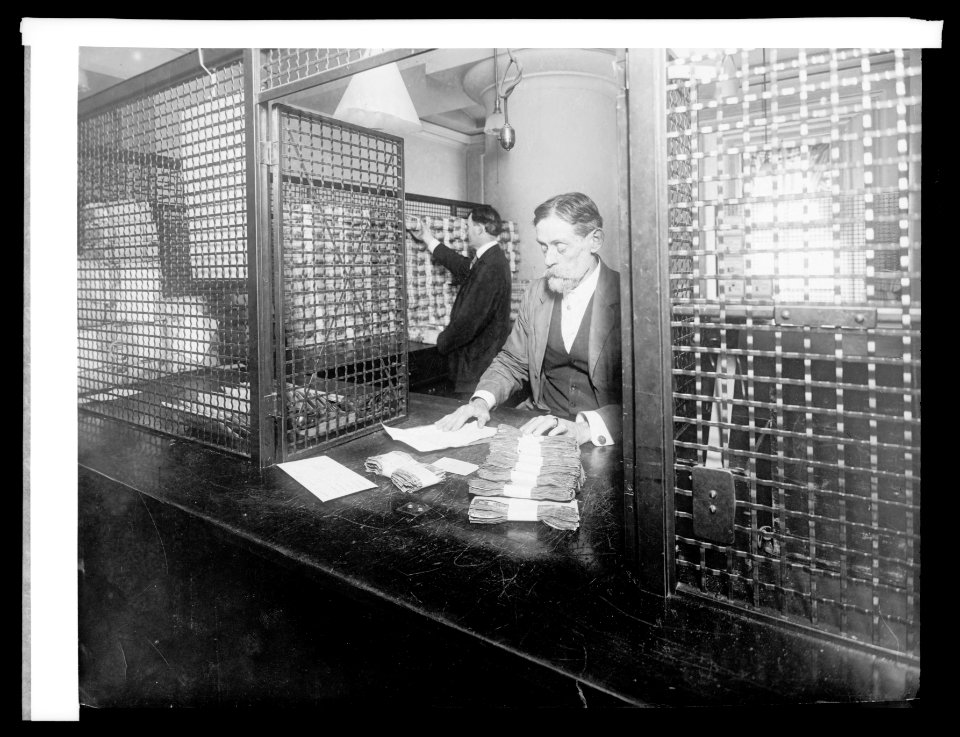 Ofc. of U.S. Treasuer, Redemption Div. receiving teller cage, (1914) LCCN2016852664