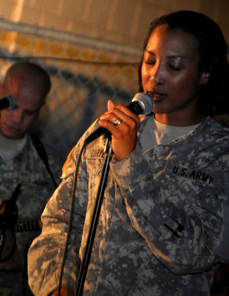 Off duty GIs at Guantanamo relax with music, 2011-09-09