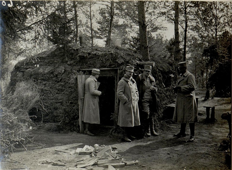 Off.& Mannsch.Unterkünfte im Walde südl.Kotlice. (BildID 15540055)