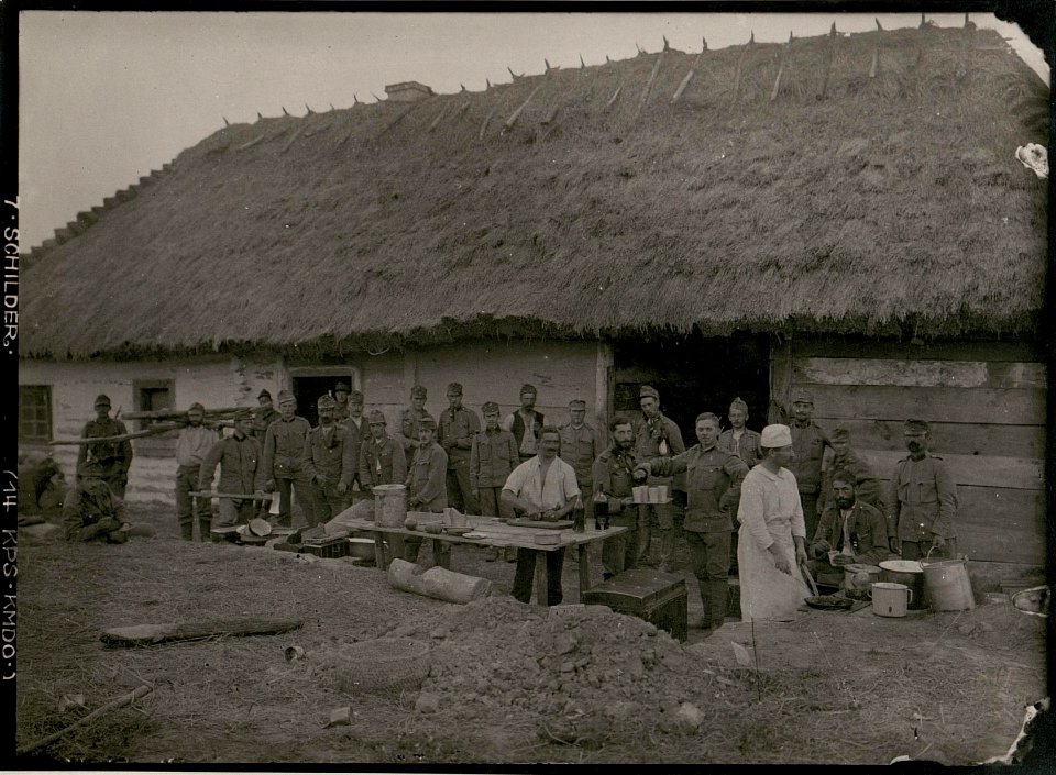 Off.Menage d.14.Inf.Reg.-Stabes hinter der Schwarmlinie. Bei Olyka (2.X.1915.) (BildID 15736436)