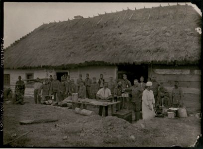 Off.Menage d.14.Inf.Reg.-Stabes hinter der Schwarmlinie. Bei Olyka (2.X.1915.) (BildID 15736436)