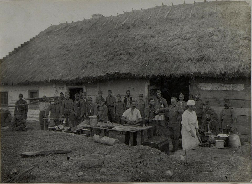 Off.Menage d-14.Inftr.Reg.-Stabes hinter der Schwarmlinie.Bei Olyka. (2.10.1915.) (BildID 15459506)