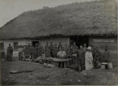 Off.Menage d-14.Inftr.Reg.-Stabes hinter der Schwarmlinie.Bei Olyka. (2.10.1915.) (BildID 15459506)