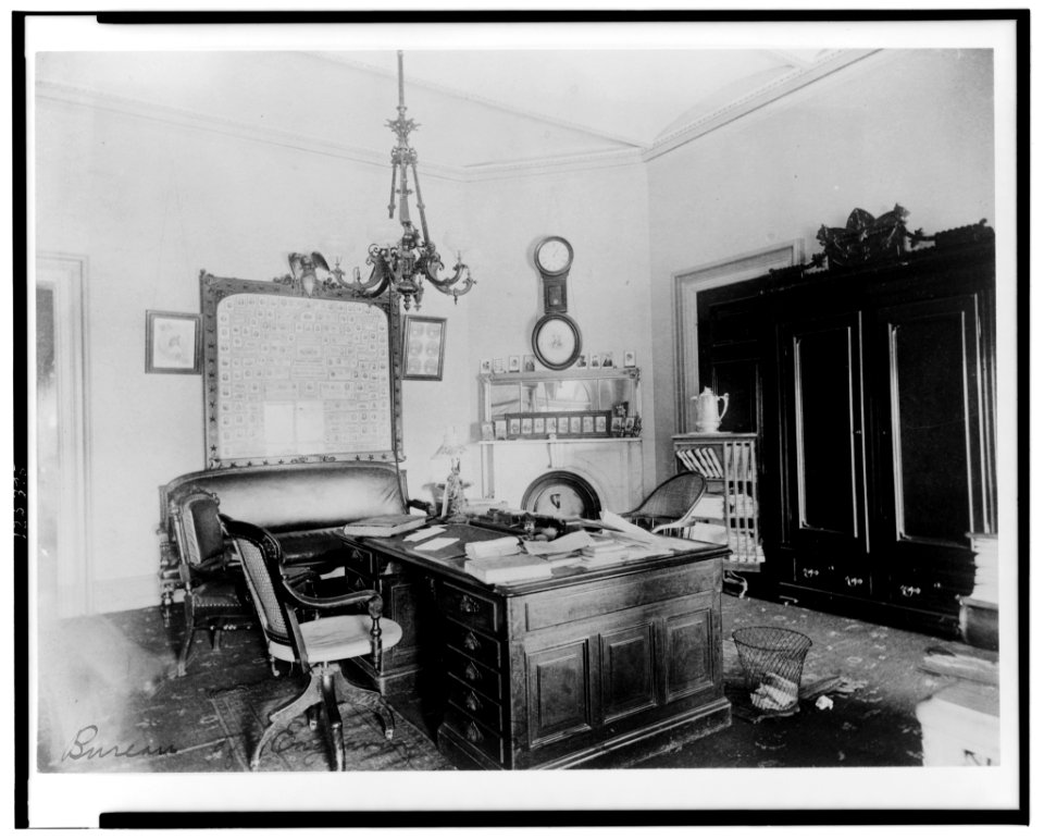 Office in Bureau of Engraving and Printing, Washington, D.C. LCCN00649573