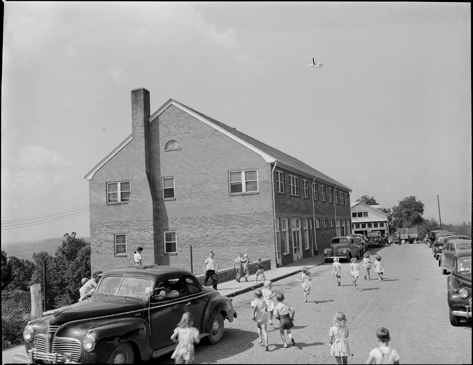 Office building, store, and recreation hall of the mine. Jewell Ridge Coal Company, Jewell Ridge Mine, Jewell Ridge... - NARA - 540704