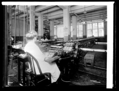 Office of U.S. Treasuer, Mrs. Brown, expert in identifying burned and mutilated paper money received for redemption, (1914) LCCN2016852665