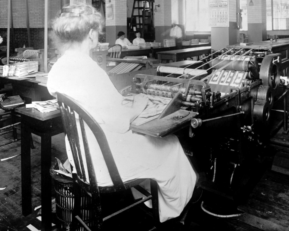 Office of U.S. Treasuer, Mrs. Brown, expert in identifying burned and mutilated paper money received for redemption, (1914) LCCN2016852665 (cropped)