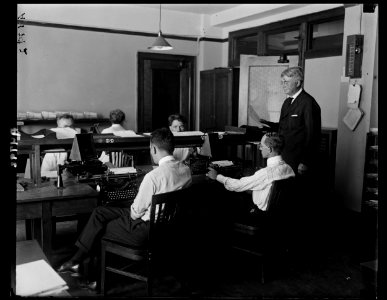 Office with typewriters LCCN2016891660