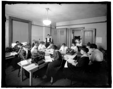 Office with women and typewriters LCCN2016824361