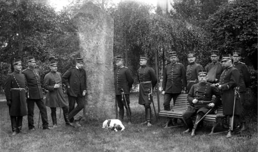 Officerare i en park (J David, ca 1897)
