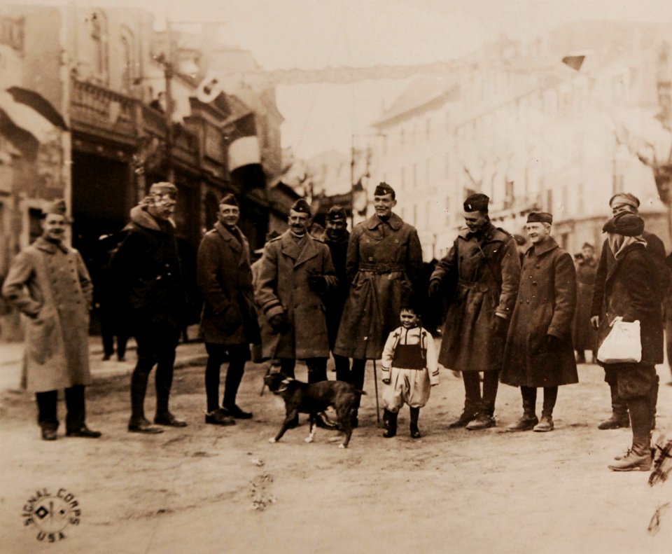 Officers and dog at Victory Parade in Paris, France, November 1918 (28753583526)