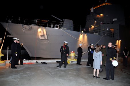 Officers from the Royal Australian Navy visit Recruit Training Command and Training Support Center 091204-N-IK959-771