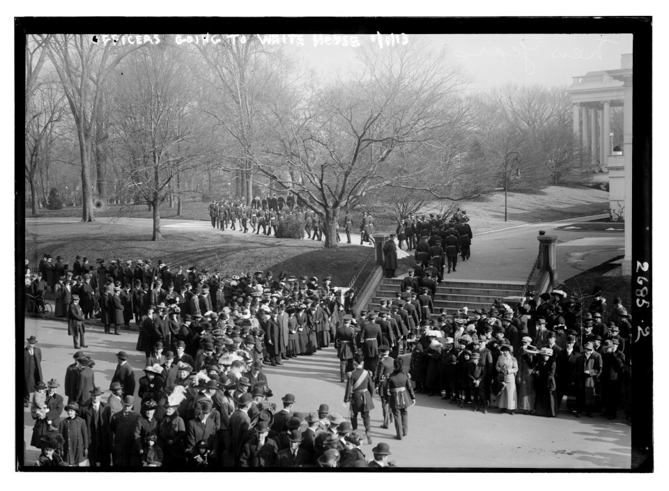 Officers going to Wh. House LCCN2014692948