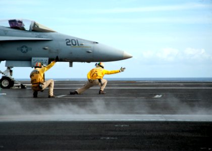 Officers launch an F-A-18C at sea. (8390304466)