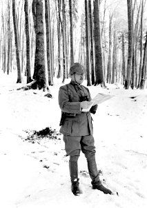 Offizier mit dem neuen Stahlhelm von 1917 - CH-BAR - 3240284