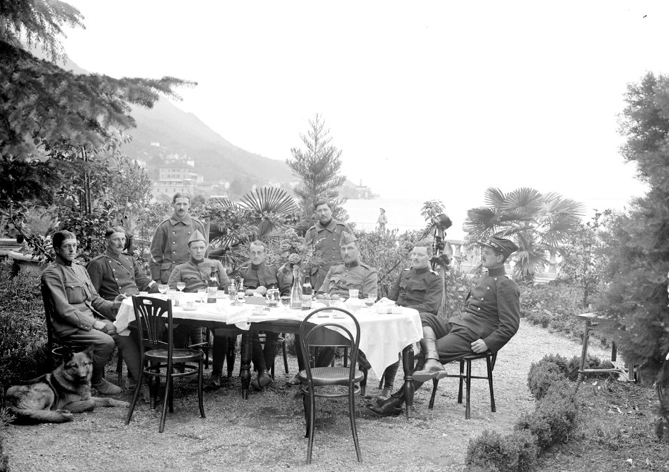 Offiziere am Mittagstisch im Garten über dem See - CH-BAR - 3239515