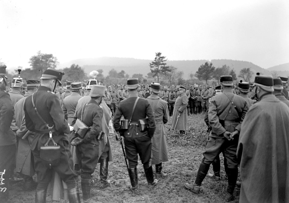 Offiziere bei der Manöverkritik mit General Wille - CH-BAR - 3239125