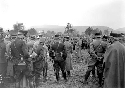 Offiziere bei der Manöverkritik mit General Wille - CH-BAR - 3239125