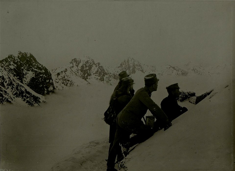 Offiziere auf der Tunnerspitze von links nach rechts, Hptm. TUNNER, Lt. MERLIN, Hptm. STUCHTY und Ober Intendant KLEIN. (BildID 15465621)