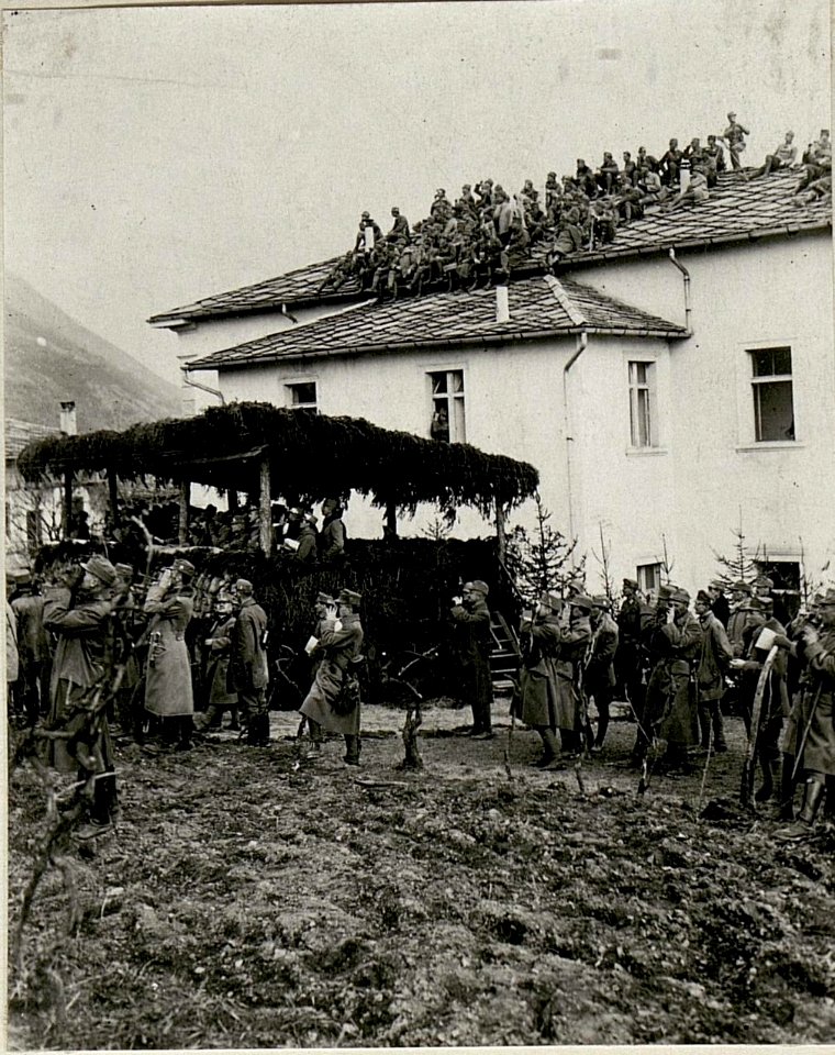 Offiziere der 11.Armee beobachten das Aufrollen einer Sturmwelle, Selva. (BildID 15624802)